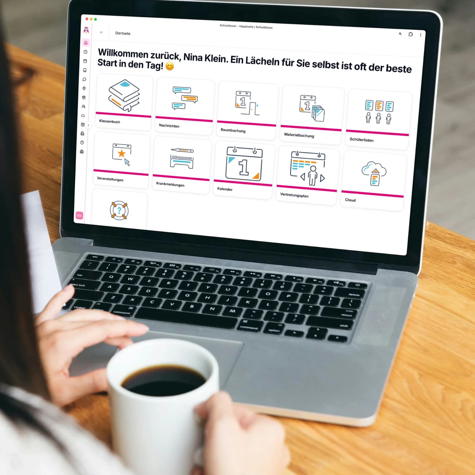 schoolboost Dashboard auf dem Laptop mit Kaffeetasse